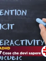 Acronimo ADHD scritto su un lavagna