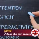 Acronimo ADHD scritto su un lavagna