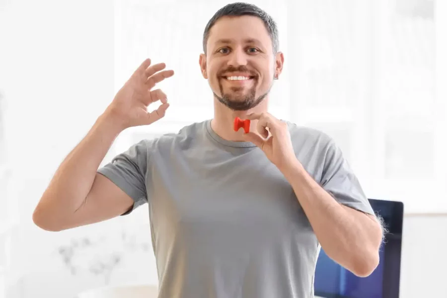 Paziente fa segno di approvazione dopo aver eseguito check-up alla tiroide