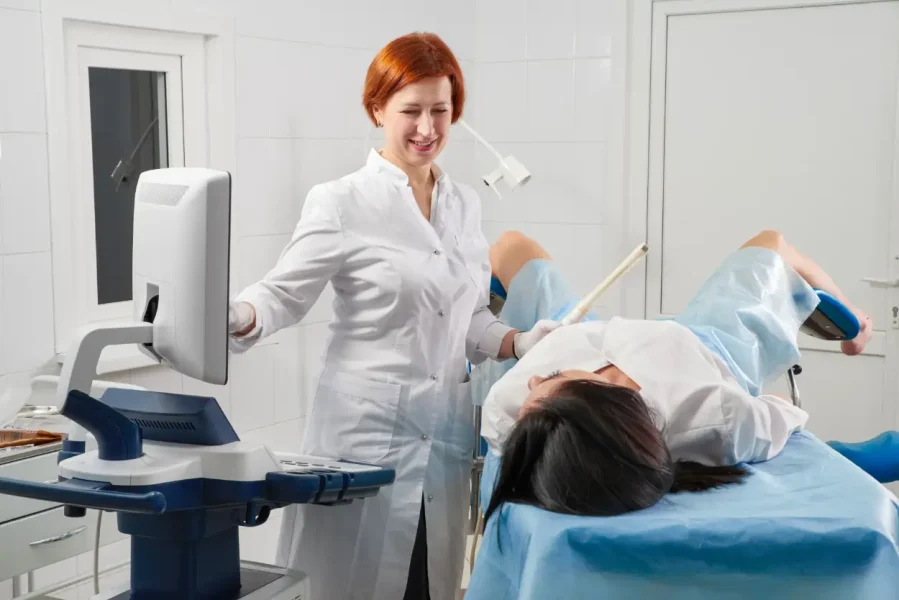 Paziente su lettino in posizione per ecografia transvaginale